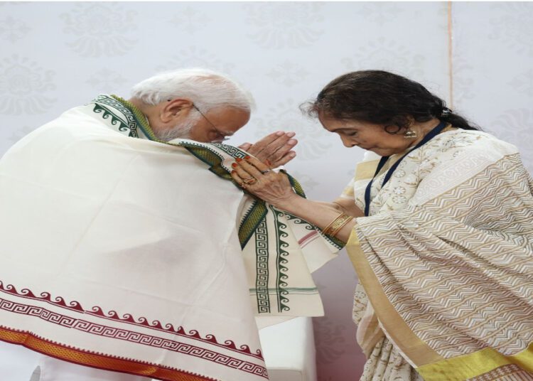 PM Modi ने साउथ की दिग्गज अभिनेत्री Vyjayanthimala से की मुलाकात, देखें तस्वीरें