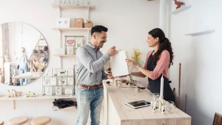 Shop Vastu Tips: अगर दुकान में आते हैं ग्राहक कम, तो आज ही आजमा लें ये असरदार वास्तु टिप्स, 1 दुकान में कम ग्राहक आने से हैं परेशान, तो आजमाएं वास्तु के असरदार उपाय