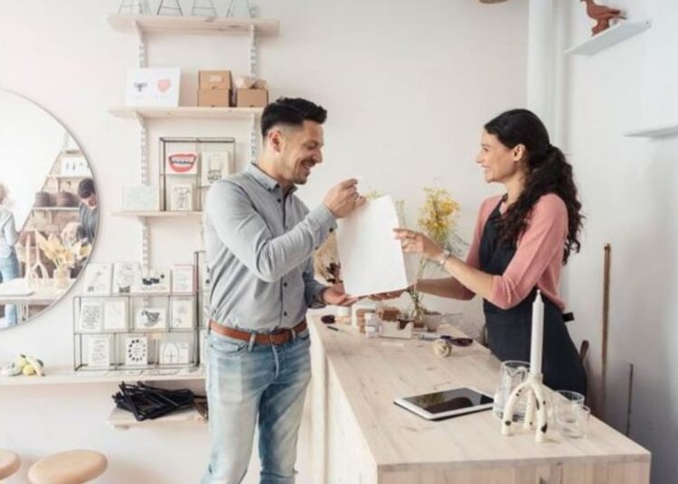 दुकान में कम ग्राहक आने से हैं परेशान, तो आजमाएं वास्तु के असरदार उपाय