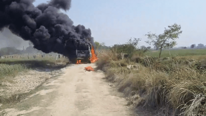 गाजीपुर में शादी में जा रही बस पर गिरा हाईटेंशन तार,कई की मौत की आशंका