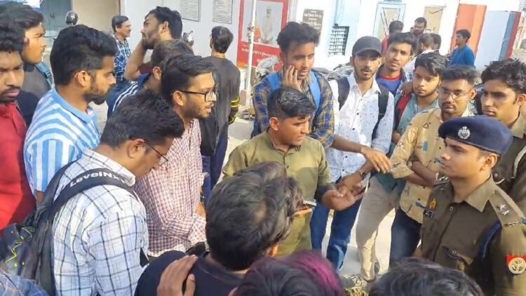 अलीगढ़: AMU में बवाल, होली खेल रहे छात्रों को दौड़ा-दौड़ाकर पीटा