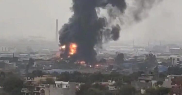 उत्तर प्रदेश: ग्रेटर नोएडा के औद्योगिक क्षेत्र में लगी आग 1 उत्तर प्रदेश: ग्रेटर नोएडा के औद्योगिक क्षेत्र में लगी आग