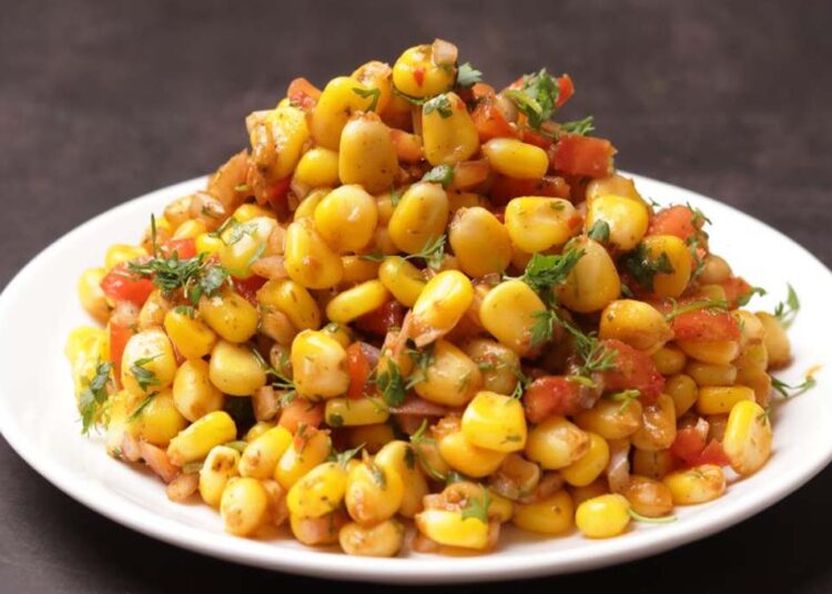 चटपटा खाने के शौकीन है ,तो घर बनाए आसान और सरल तरीके से Sweet Corn Chaat