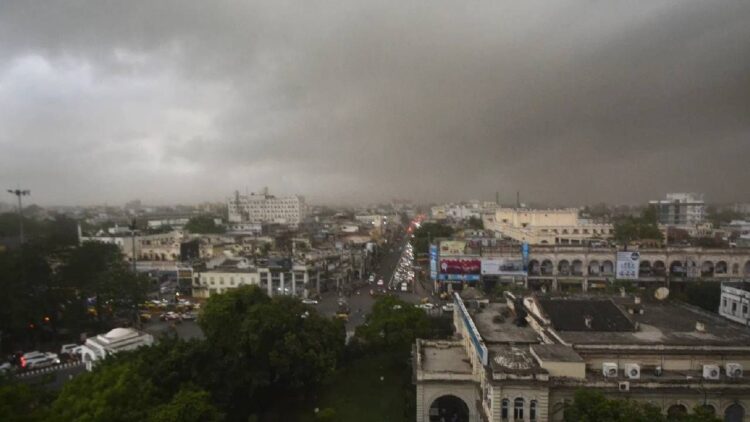 दिल्ली NCR में दिन में छाया अंधेरा, आसमान में काले बादल; कब होगी बरसात? 1 दिल्ली-NCR में दिन में छाया अंधेरा,आसमान में काले बादल; कब होगी बरसात?