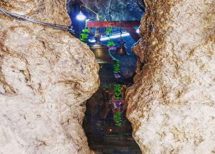 महादेव के इस मंदिर में हैं रहस्यमयी गुफा, टिप-टिप कर गिरती हैं पानी बूंदे…महाशिवरात्रि पर लगा शिव भक्तों का तांता