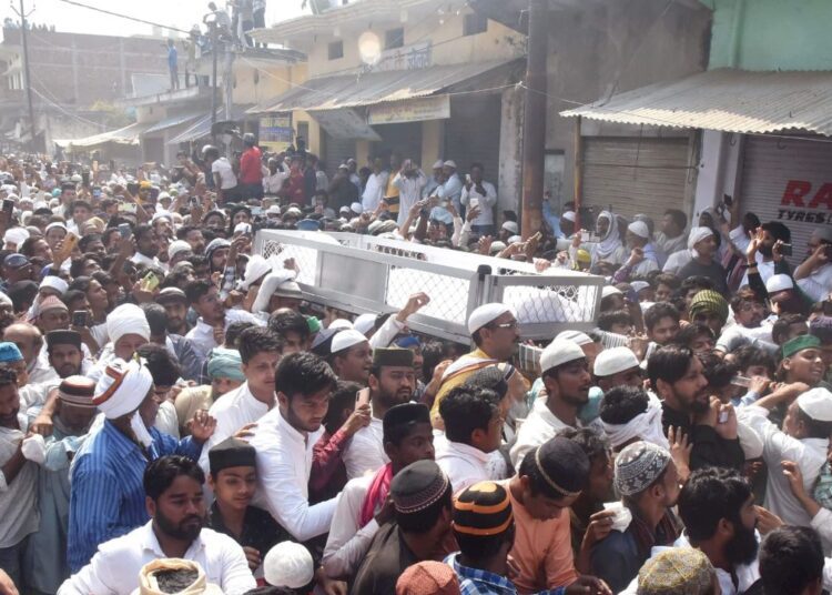 मुख्तार के जनाजे में शामिल नहीं हो पाए पत्नी-बेटे, 50000 घोषित है इनाम