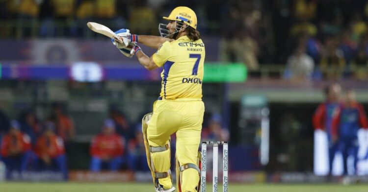 Dhoni के लंबे छक्कों से Social Media पर माचा बवाल