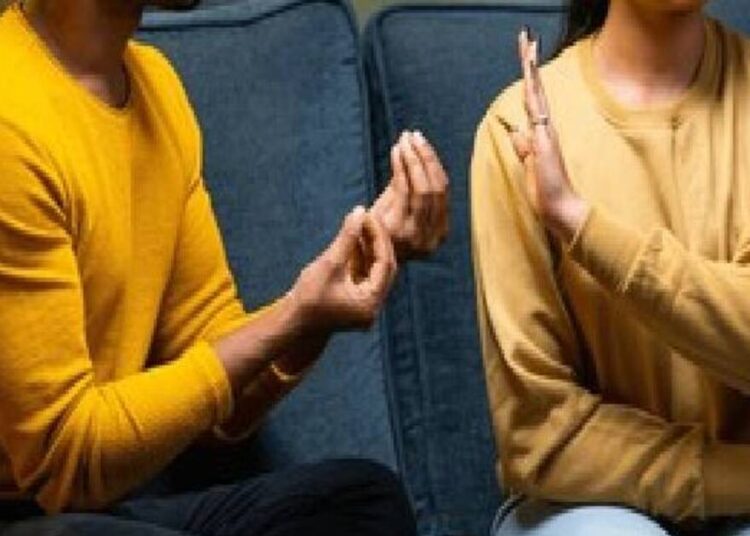 पहले एक दूसरे से लड़े पति, पत्नी, फिर एक साथ खाया जहर, पति ने तोड़ दिया दम