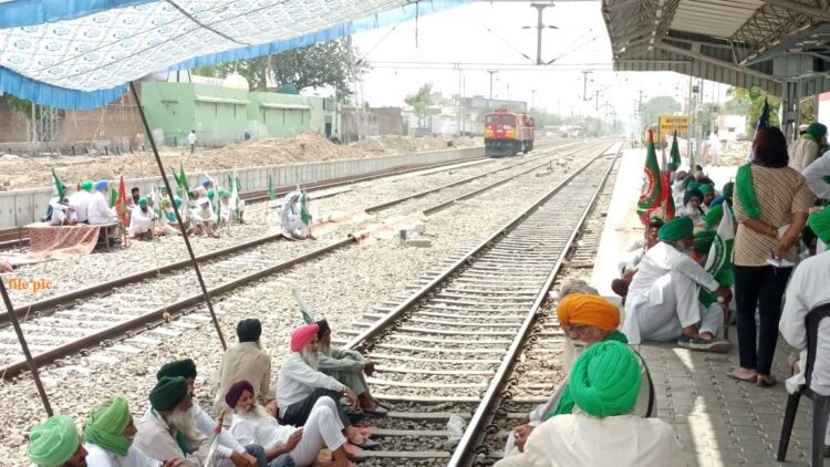 Farmers Protest: फिर रेल ट्रैक पर धऱने पर बैठे किसान, ट्रेनों का परिचालन हो सकता है प्रभावित