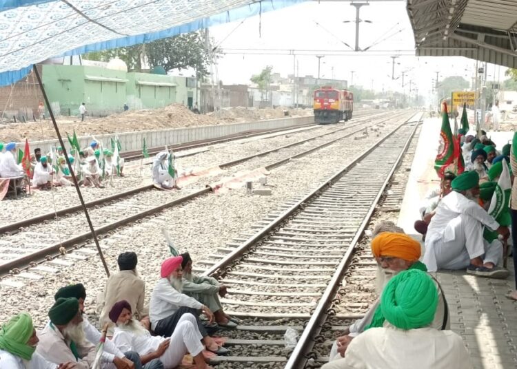 Farmers Protest: फिर रेल ट्रैक पर धऱने पर बैठे किसान, ट्रेनों का परिचालन हो सकता है प्रभावित