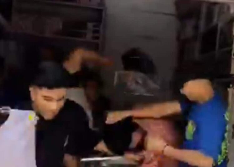 VIDEO: मोबाइल की दुकान और हिंदू लड़कियों के नंबर, कुछ इस तरह से..