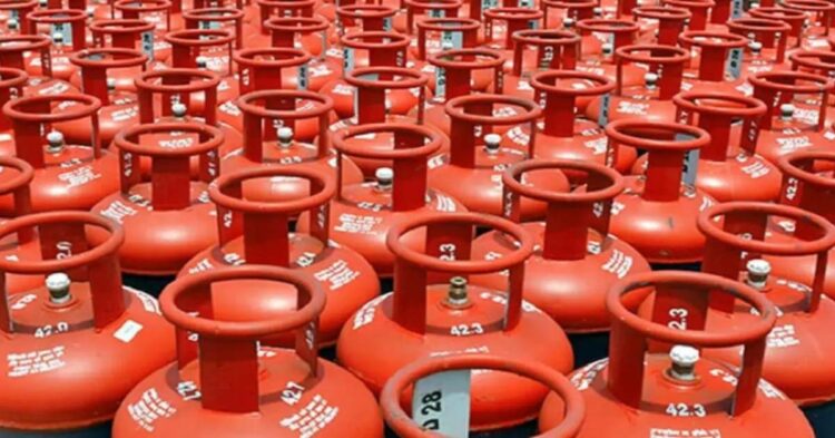 LPG सिलेंडर के गिरे दाम, आम लोगों को चुनाव से पहले मिला तोहफा 1 LPG सिलेंडर के गिरे दाम, आम लोगों को चुनाव से पहले मिला तोहफा