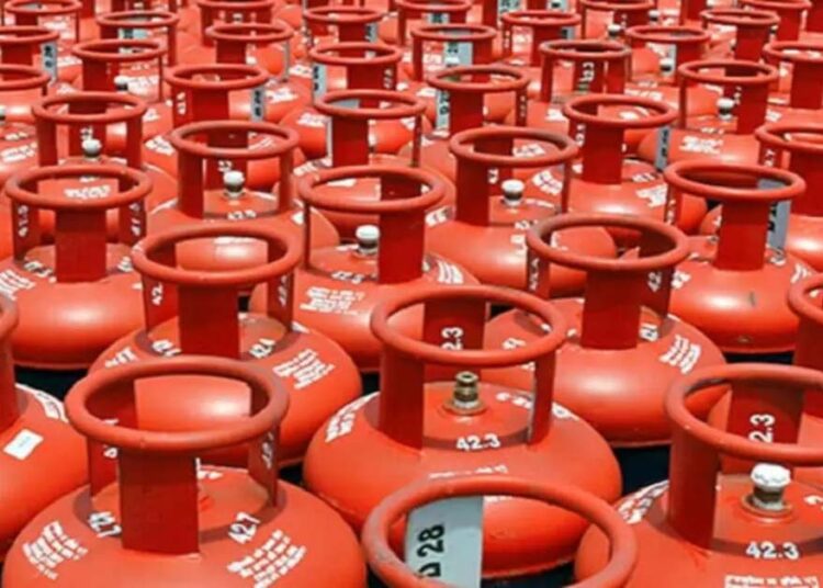 LPG सिलेंडर के गिरे दाम, आम लोगों को चुनाव से पहले मिला तोहफा