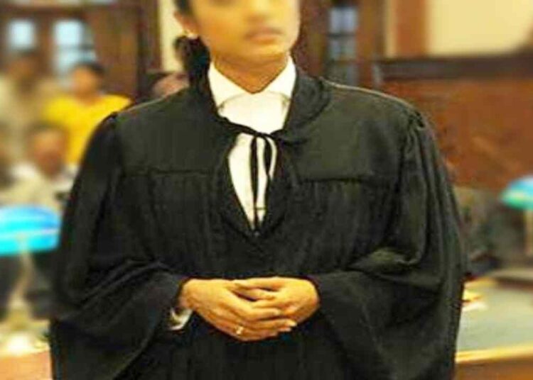 तुम्ही हो मेरी पत्नी,दबंग ने जबरन महिला वकील की भरी मांग;तान दी पिस्टल