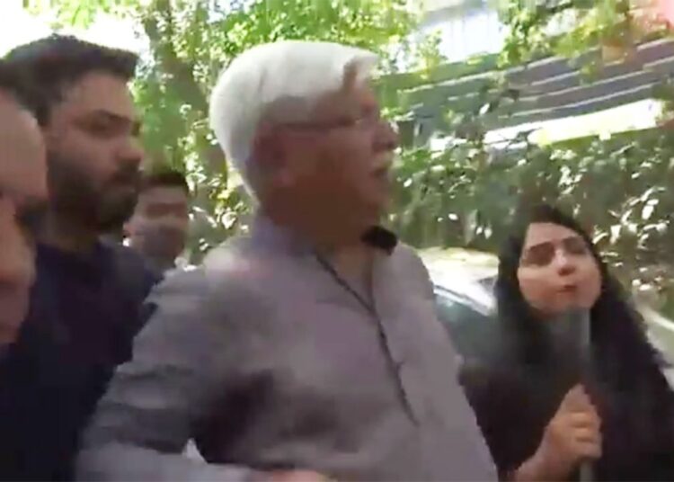 लवली से मिलने पहुंचे कांग्रेस के पूर्व MLA आसिफ मोहम्मद के साथ धक्का मुक्की,