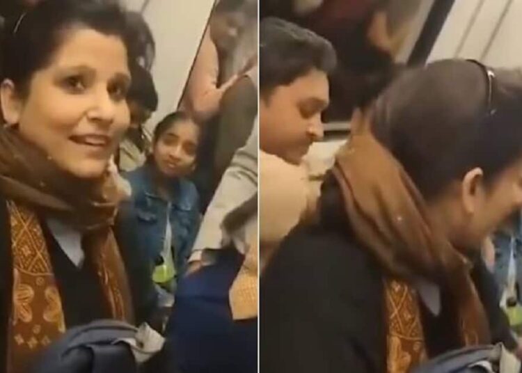 Metro में सीट नहीं मिली तो गोद में बैठ गई लड़की, बोली अभी नहीं रात को फर्क पड़ेगा