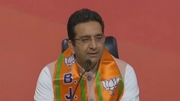 कर्नाटक में कांग्रेस नेता की बेटी की हत्या लव जिहाद... BJP ने सिद्दारमैया सरकार पर उठाए सवाल 1 कर्नाटक में कांग्रेस नेता की बेटी की हत्या लव जिहाद… BJP ने सिद्दारमैया सरकार पर उठाए सवाल