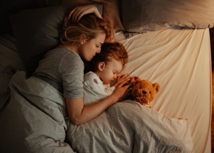 लेटते ही बच्चे को आएगी गहरी नींद, बस करें ये 4 काम