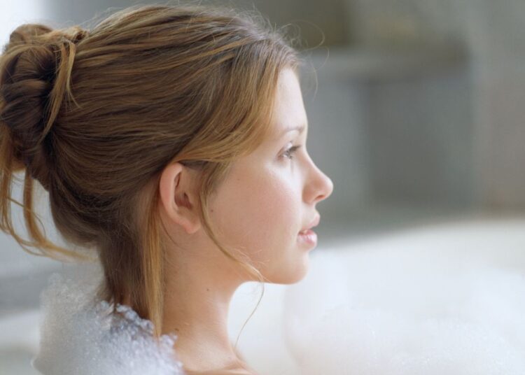 गर्मी में घर पहुंचते ही है नहाने की आदत तो जरा संभलकर, पड़ सकता है भारी