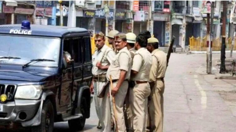 इंस्पेक्टर के 'आशीर्वाद' से होटल में चल रहा था IPL सट्टा, क्राइम ब्रांच ने मारा छापा 1 इंस्पेक्टर के ‘आशीर्वाद’ से होटल में चल रहा था IPL सट्टा, क्राइम ब्रांच ने मारा छापा