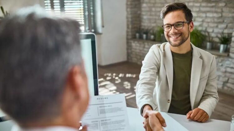 Freshers अपडेट कर लें अपना रिज्यूम, ये कंपनी देगी 10 हजार नौकरी