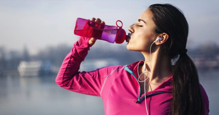 Workout Tips: वर्कआउट के दौरान जोश-जोश में न पिएं अधिक पानी, हो सकती है गंभीर समस्या