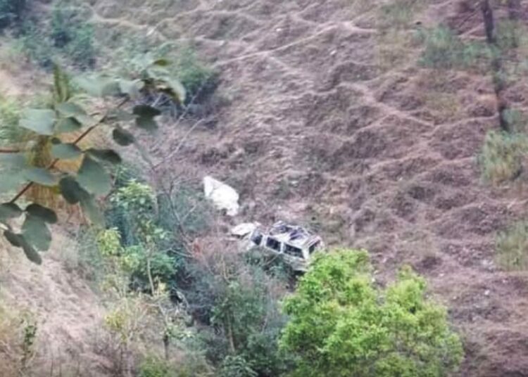 पहाड़ पर तेज रफ्तार ने ले ली जान… 200 फीट खाई में गिरी कार, 4 लोगों की मौत