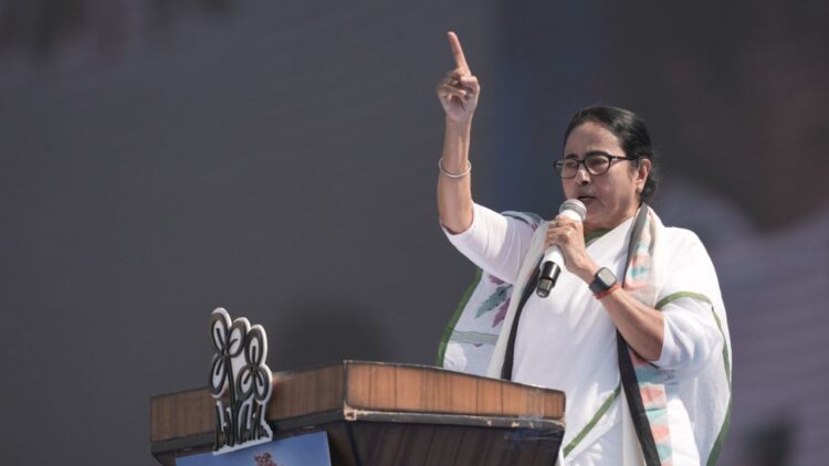 आप जहरीले सांप पर भरोसा कर सकते हैं, BJP पर नहीं... कूचबिहार रैली में बोलीं ममता बनर्जी