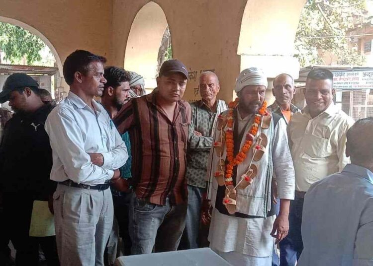 गले में चप्पल की माला पहन क्यों घूम रहे लोकसभा उम्मीदवार?