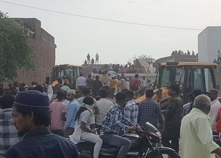 बदायूं में आतिशबाजी की दुकान में तेज धमाका, कई लोग मलबे में दबे