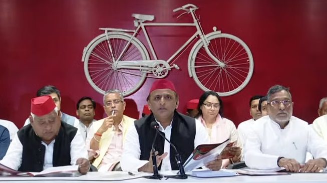 महिलाओं को मिलेगी 3 हजार रुपए पेंशन, MA तक निःशुल्क एजुकेशन, Samajwadi Party ने जारी किया घोषणा पत्र