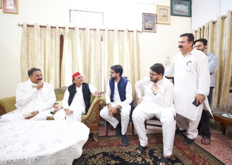 मुख्तार पर अखिलेश का बदला स्टैंड, आठ साल पहले अंसारी परिवार के चलते चाचा-पिता से भिड़ गए थे