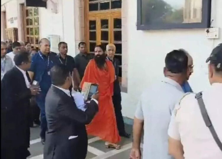 विज्ञापन केस में जवाब से संतुष्ट नहीं, बाबा रामदेव को सुप्रीम कोर्ट ने लगाई फटकार - patanjali advertisements case sc hearing baba ramdev acharya balkrishna present