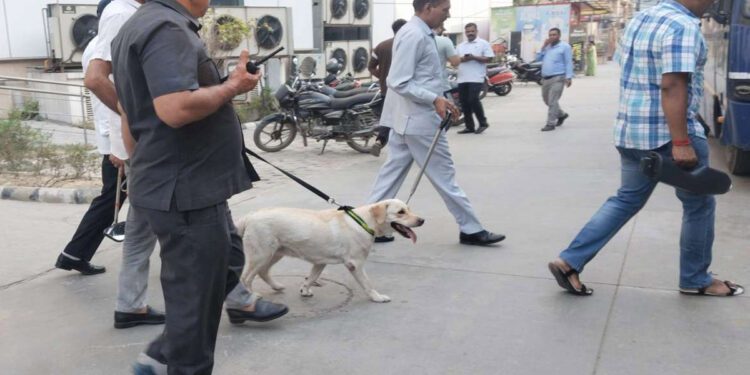 Delhi के कई अस्पतालों को बम की धमकी वाला मिला ईमेल, सर्च ऑपरेशन जारी