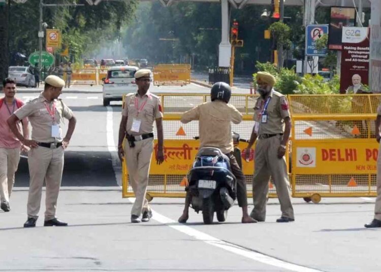 दिल्ली के कनॉट प्लेस में लावारिस बैग मिलने से हड़कंप, पुलिस और फायर टीम मौके पर