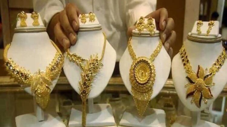 Gold price today, silver price today, MCX gold rates, gold price January 2025, BIS hallmark gold, gold HUID code, silver investment, gold and silver rates India, certified gold purchase, gold price drop, सोने की कीमत, चांदी की कीमत, मल्टी कमोडिटी एक्सचेंज, BIS certified gold benefits, gold market trends, सोना और चांदी निवेश।