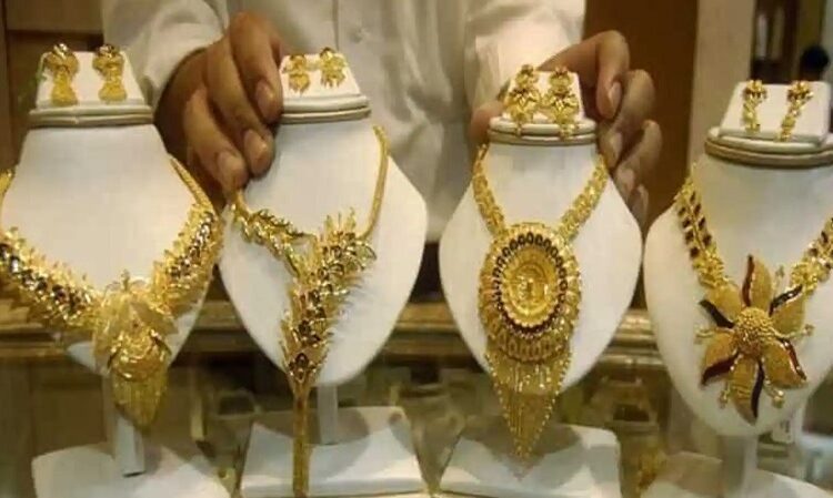 Gold price today, silver price today, MCX gold rates, gold price January 2025, BIS hallmark gold, gold HUID code, silver investment, gold and silver rates India, certified gold purchase, gold price drop, सोने की कीमत, चांदी की कीमत, मल्टी कमोडिटी एक्सचेंज, BIS certified gold benefits, gold market trends, सोना और चांदी निवेश।