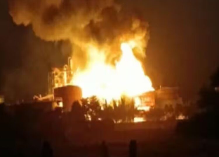 इथेनॉल फैक्टरी में लगी भीषण आग, धू-धूकर जले  2.5 लाख लीटर तेल के दो टैंक