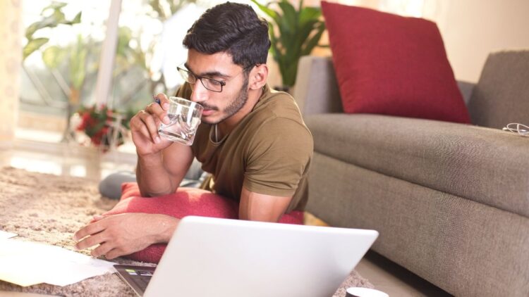 एक गिलास पानी में मिलाएं चुटकी भर ये चीज, गर्मी नहीं करेगी असर, एक्सपर्ट से जानिए