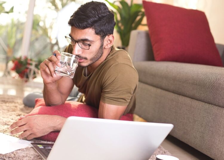 एक गिलास पानी में मिलाएं चुटकी भर ये चीज, गर्मी नहीं करेगी असर, एक्सपर्ट से जानिए