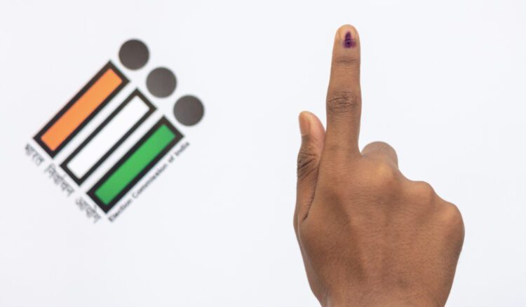 Now You Can Vote Without Voter ID! चुनाव आयोग का बड़ा फैसला – 12 और पहचान पत्र से चल जाएगा काम 1 लोकसभा चुनाव: बिहार में मां को मुखाग्नि देने के बाद मतदान करने पहुंचा शख्स – Dainik Savera Times