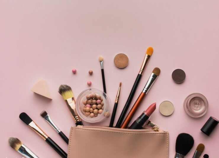 गर्मियों में घूमने जाने का है प्लान तो मेकअप-किट में रखना ना भूलें ये सामान