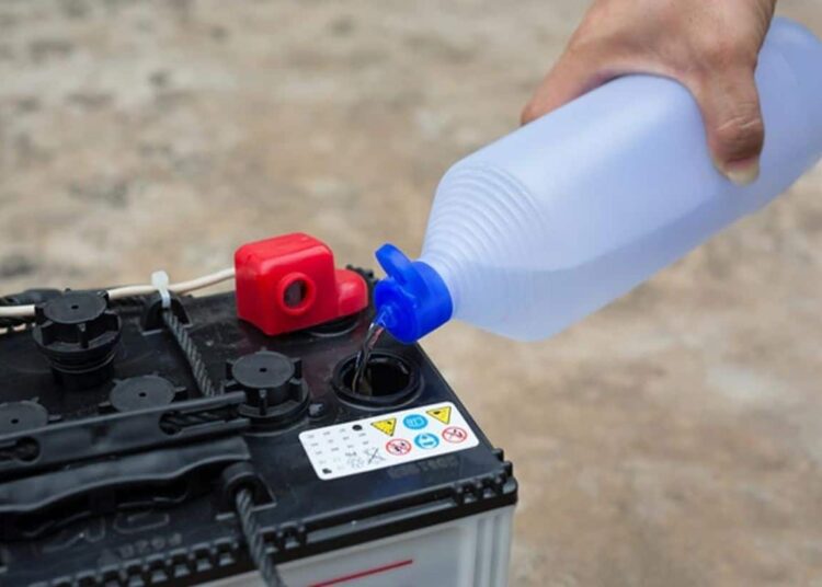 इन्वर्टर में पानी कितने दिन में डालना चाहिए? थोड़ी सी लापरवाही पड़ जाएगी भारी