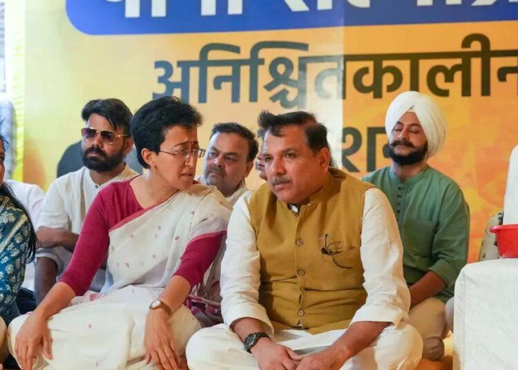 दिल्ली में आतिशी के धरना स्थल पर सिविल डिफेंस कर्मियों का ‘हल्लाबोल’,