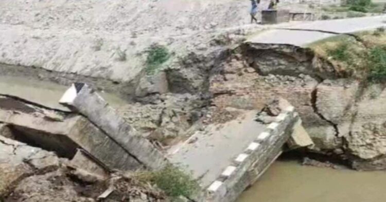 बिहार के सिवान जिले में देखते ही देखते धराशायी हुआ गंडक नहर पर बना पुल, Watch Video