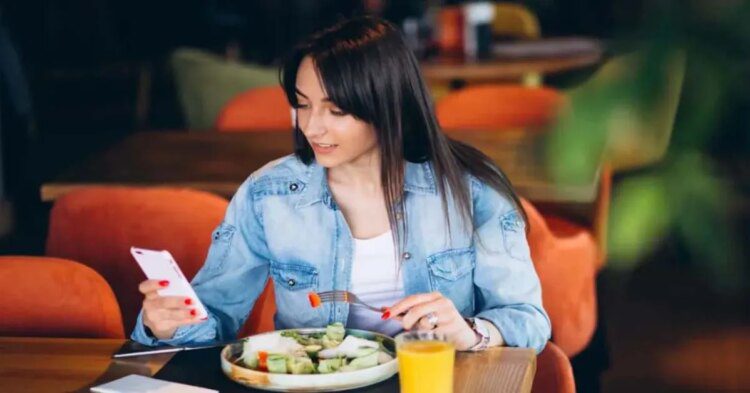 आप भी खाना खाते समय देखते हैं फोन? हो सकती हैं कई खतरनाक बीमारियां