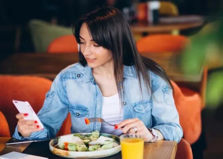 आप भी खाना खाते समय देखते हैं फोन? हो सकती हैं कई खतरनाक बीमारियां