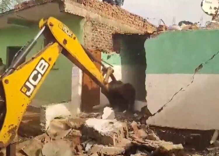 अतिक्रमण रोधी अभियान में लखनऊ के अकबरनगर में 1,200 से अधिक अवैध निर्माण ध्वस्त