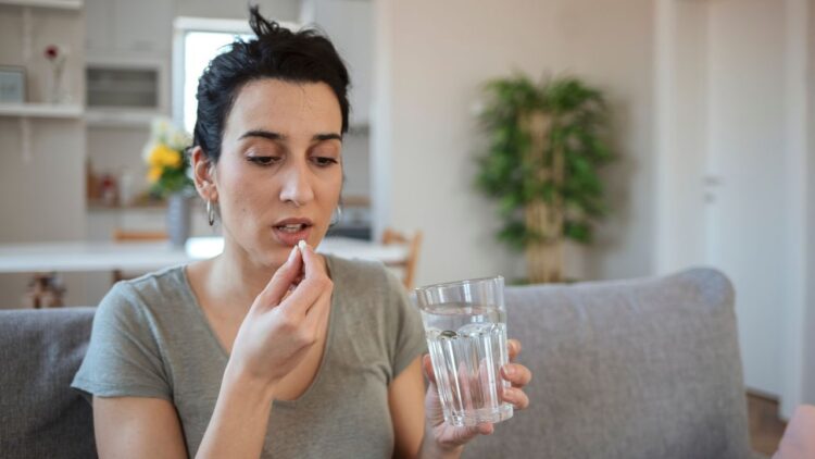 Vitamin D and bones : क्या विटामिन डी की दवा लेने से वाकई हड्डियां होती हैं मजबूत,