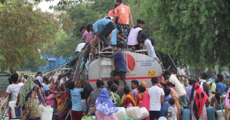 Delhi Water Crisis: बूंद-बूंद के लिए तरस रही जनता, टैंकरों के लिए कतार में लगे लोग    